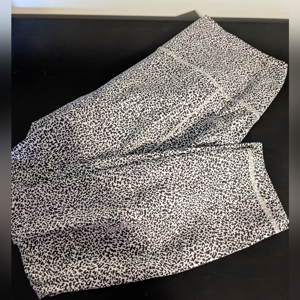 Black and white patterned Athleta leggings